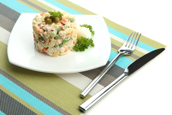 Russische traditionele salade Olivier, geïsoleerd op wit — Stockfoto