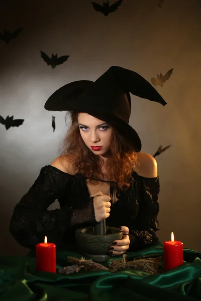 Bruja de Halloween sobre fondo oscuro — Foto de Stock