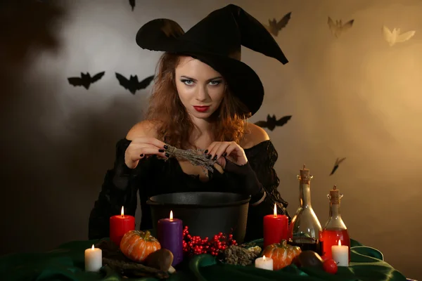 Halloween häxa på mörk bakgrund暗い背景にハロウィーンの魔女 — Stockfoto