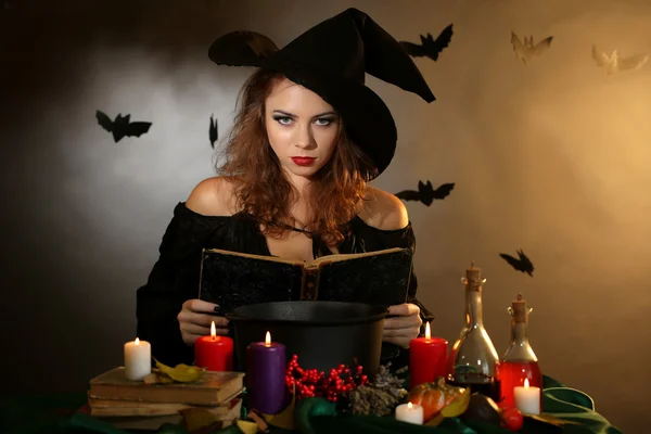 Strega di Halloween su sfondo scuro — Foto Stock