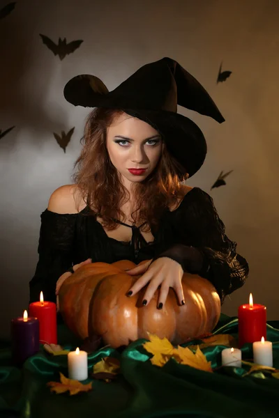 Halloween häxa på mörk bakgrund暗い背景にハロウィーンの魔女 — Stockfoto