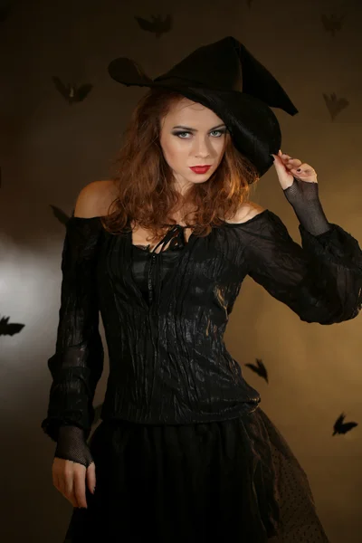 Halloween häxa på mörk bakgrund暗い背景にハロウィーンの魔女 — Stockfoto