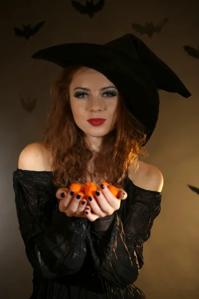 Halloween čarodějnice na tmavém pozadí — Stock fotografie