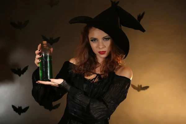 Halloween häxa på mörk bakgrund暗い背景にハロウィーンの魔女 — Stockfoto