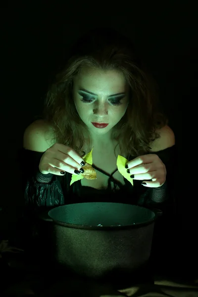 Bruxa de Halloween no fundo preto — Fotografia de Stock