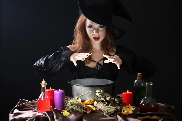 Хэллоуинская ведьма на черном фоне — стоковое фото