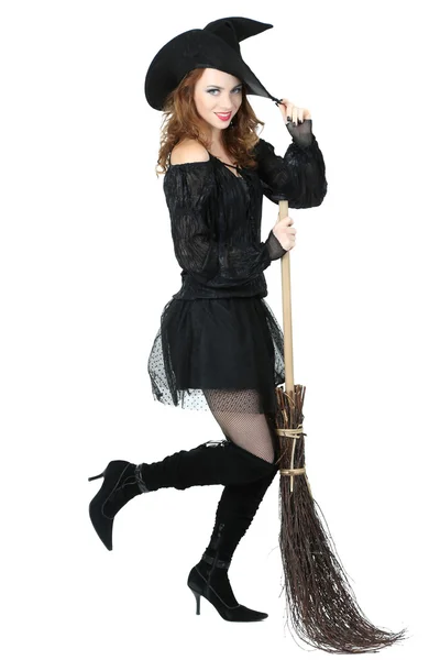 Halloween-Hexe mit Besen isoliert auf weiß — Stockfoto