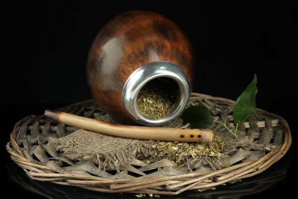 Calabash e bombilla com erva-mate isolado em preto — Fotografia de Stock