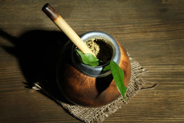 Calabash e bombilla con yerba mate su fondo grigio in legno — Foto Stock