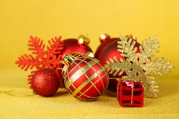 Bolas de Navidad y pequeño regalo sobre fondo amarillo Fotos de stock libres de derechos