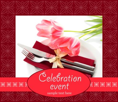 Festival yemek masası ayarı ile üzerine beyaz izole laleler