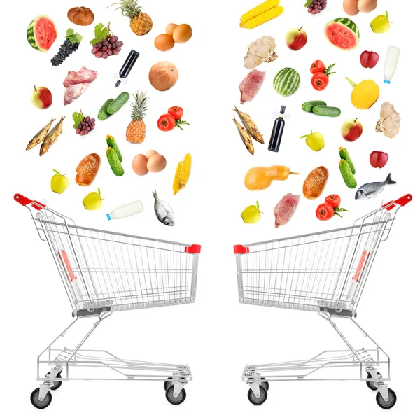 Ostoskorissa valkoisella eristetyt elintarvikkeet — kuvapankkivalokuva