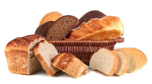 Φρέσκο ψωμί στο καλάθι που απομονώνονται σε λευκό — Stock fotografie
