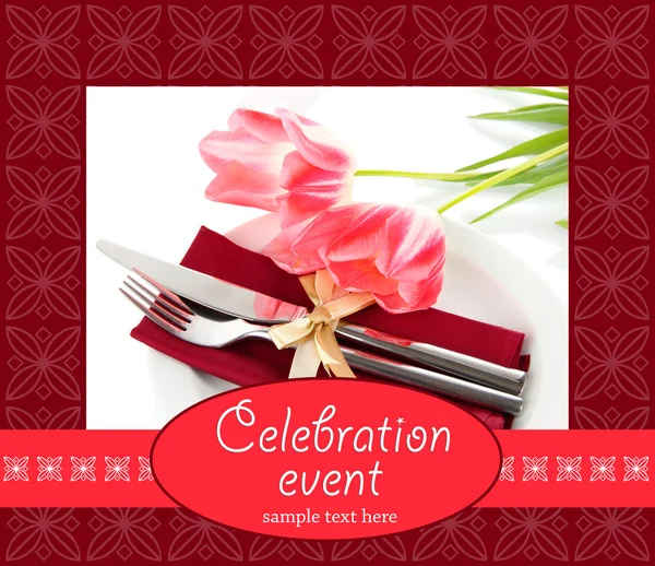 Festival yemek masası ayarı ile üzerine beyaz izole laleler