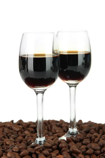 Brýle alkohol a kávu zrn, izolované na bílém — Stock fotografie