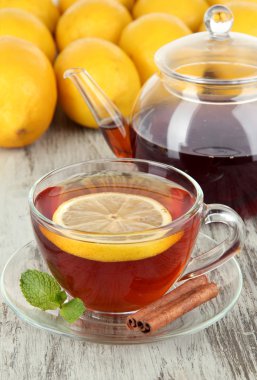 Tablo yakın çekim üzerinde limon ile çay