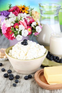 ahşap masa yakın çekim üzerinde yaban mersini taze süzme peynir