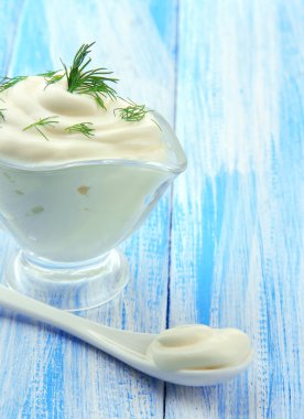 Tablo yakın çekim üzerinde ekşi krema