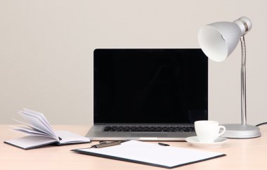 Bilgisayarlı ofis işyeri, kapat