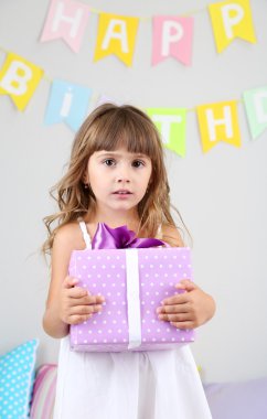 gri duvar arka odada hediye ile küçük kız