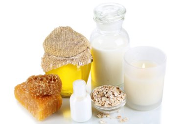 yağlar ve üzerinde beyaz izole bal bal ve süt spa
