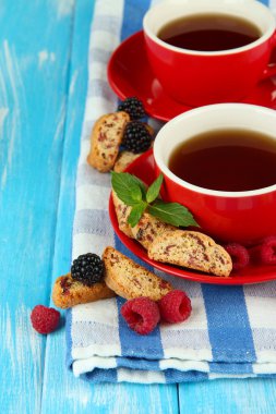 kurabiye ve tablo yakın çekim üzerinde meyveleri ile çay bardağı