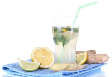 zencefil üzerinde beyaz izole peçete ile soğuk çay bardak