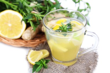 çay zencefil üzerinde beyaz izole Sim Tarih ile