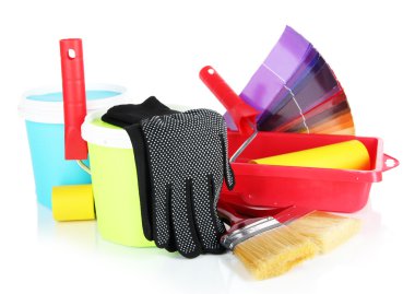 plastik kova boya, rulo, fırça ve parlak beyaz üzerinde izole renk paleti