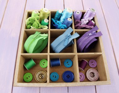 çok renkli skeins iplik ile bağlantı elemanları ve düğme kutusu closeup içinde