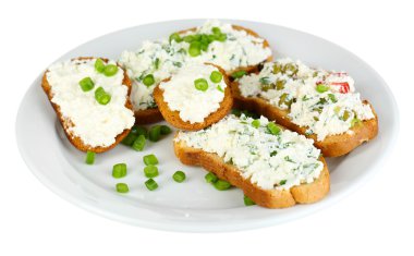 süzme peynir ve yeşillik üzerinde beyaz izole plaka ile sandviçler