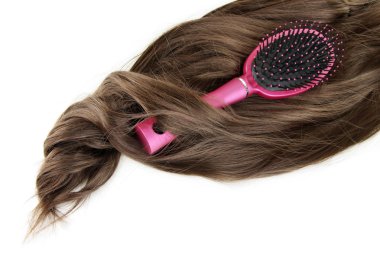 parlak Kahverengi saç beyaz izole tarak ile