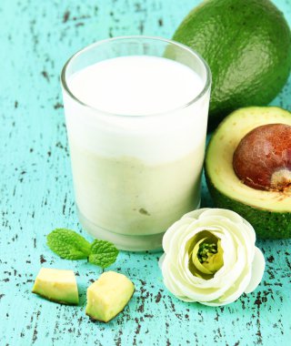 ahşap zemin üzerinde taze avokado smoothie