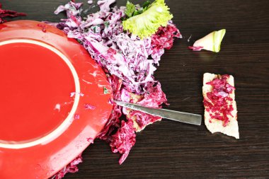 devrilmiş tabak yemek katında