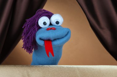 kukla gösterisi kahverengi zemin üzerinde