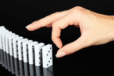 siyah üzerine izole Domino iterek el