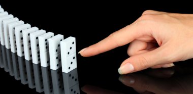 siyah üzerine izole Domino iterek el