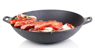 beyaz izole wok içinde lezzetli sosis