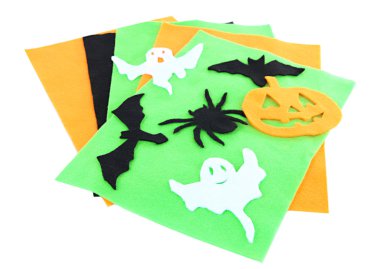 parlak keçe ve üzerinde beyaz izole el yapımı halloween süslemeleri