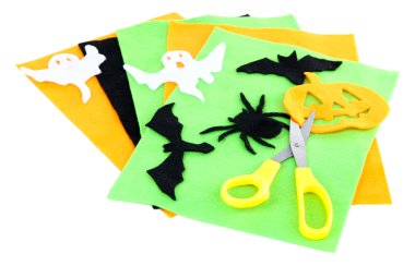 parlak keçe ve üzerinde beyaz izole el yapımı halloween süslemeleri