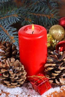 çam kozalakları yakın çekim ile Noel dekorasyon