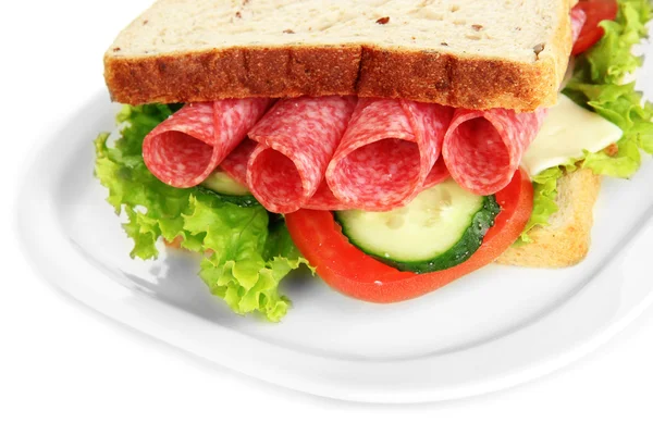 Sabroso sándwich con salchichón y verduras en plato blanco, aislado en blanco — Foto de Stock