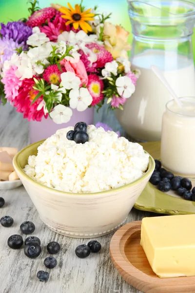 Queso cottage fresco con arándano sobre mesa de madera de cerca —  Fotos de Stock