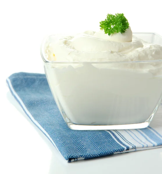 Crema agria en cuenco aislado en blanco — Foto de Stock