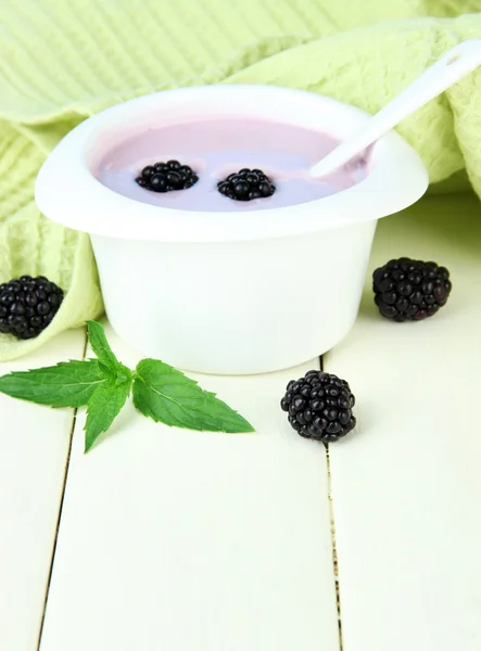 Delicious yogurt with berries on table close-up — Stock Photo, Image