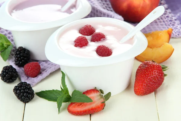 Delicious yogurt with fruit and berries on table close-up — Stock Photo, Image