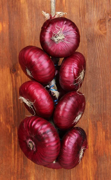 Cipolle rosse fresche su fondo di legno — Foto Stock