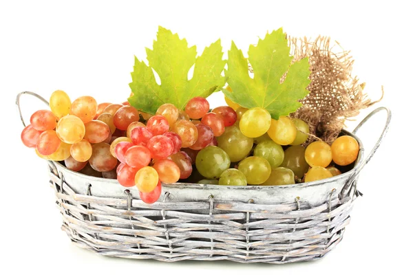 Dojrzałe słodkie winogrona w koszyku, na białym tle — Zdjęcie stockowe