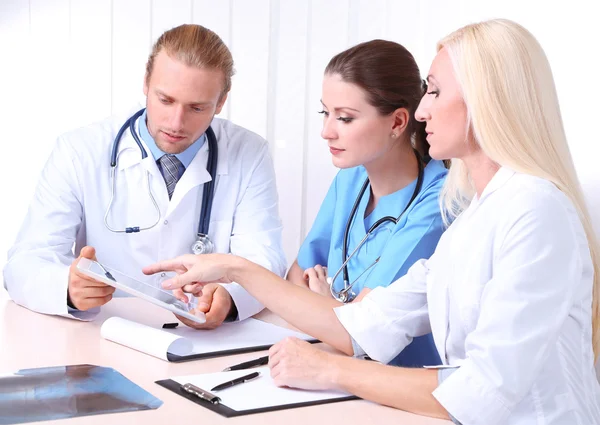 Ärzteteam bei Besprechung im Amt — Stockfoto