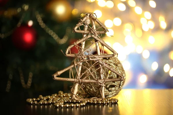 Weihnachtskomposition auf Tisch auf hellem Hintergrund — Stockfoto